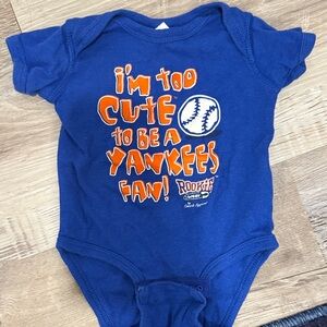 Rabbit Skins mets Fan onesie